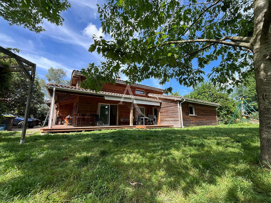 Grande maison familiale de 185m² avec studio indépendant sur plus de 2300m² de terrain ! - photo 12
