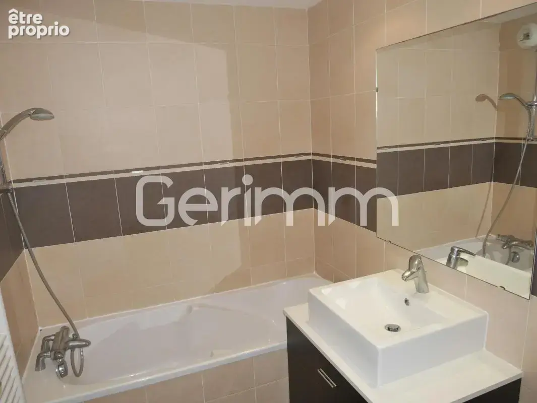 Vente - Appartement - 2 pièces + cuisine - 49 m² - 230 000 € - - photo 4