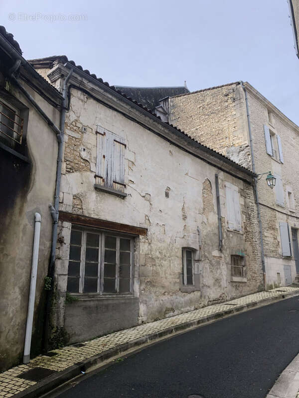 Appartement à BARBEZIEUX-SAINT-HILAIRE