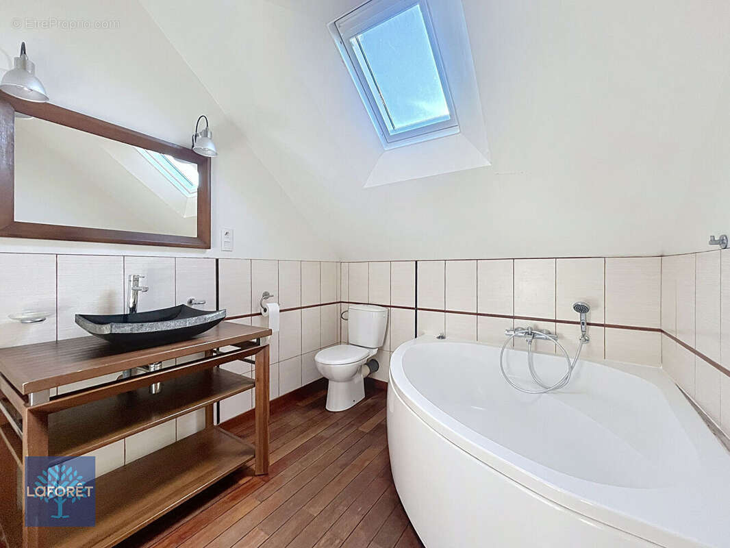 Maison à LIVRE-SUR-CHANGEON