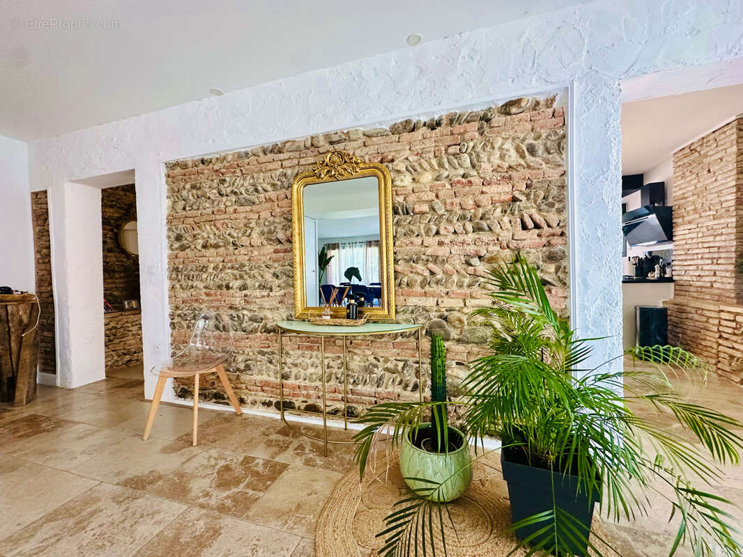 Maison à MONTAIGUT-SUR-SAVE