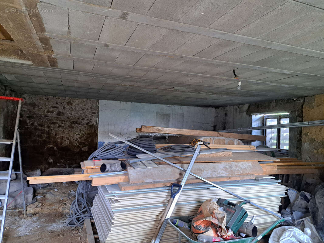 Maison en pierre en partie rénovée et petite bergerie - photo 13
