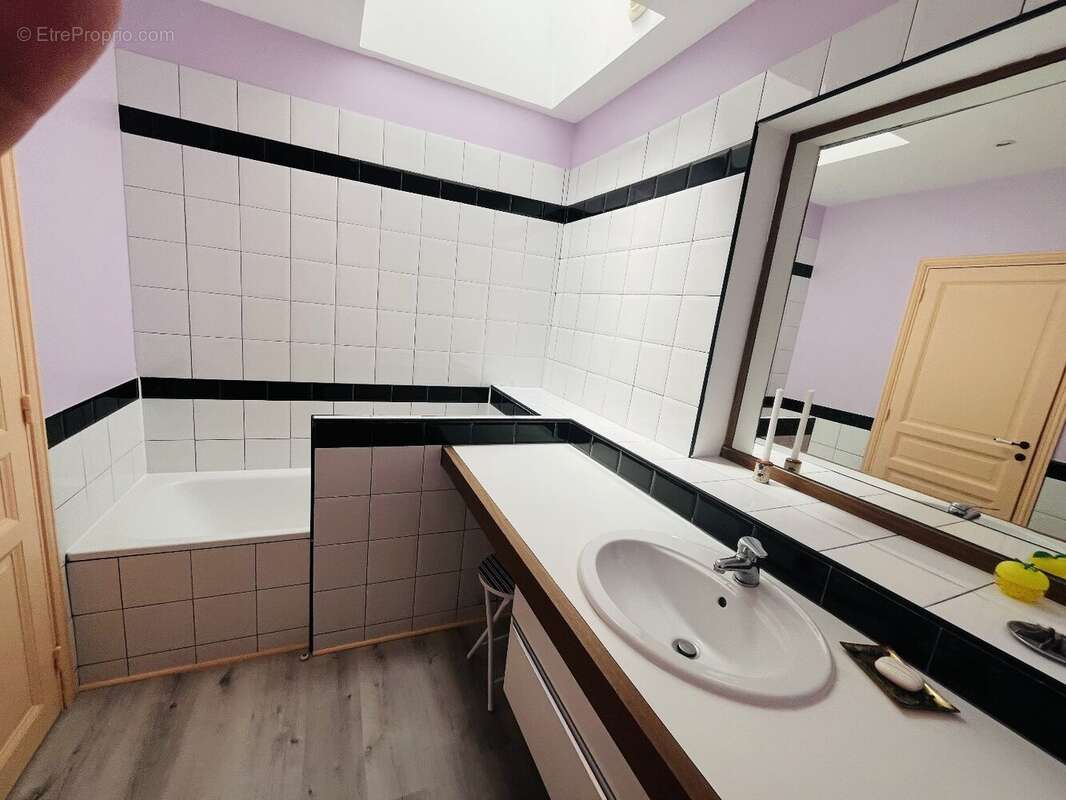 Spacieux appartement de type 4 totalement renove - photo 9