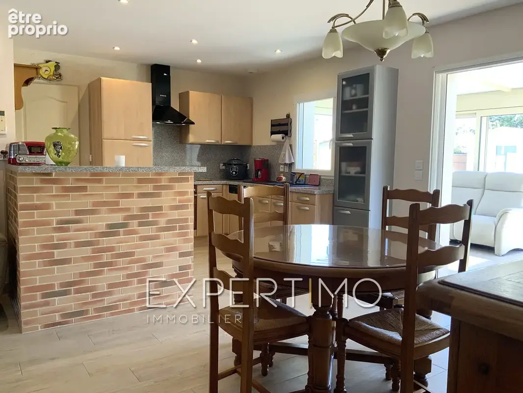 Maison indépendante de plain-pied, T5 de 98 m2, trois chambres, véranda, piscine. Proche commerces et plages - photo 7