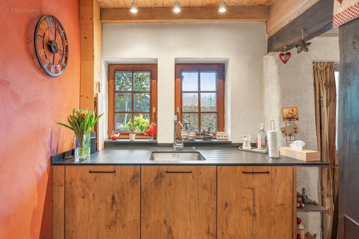 À VENDRE – Charmante ferme rénovée avec gîte indépendant et grange – Prévessin-Moëns - photo 2