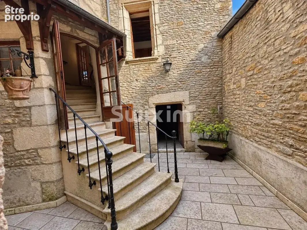 L'isle-sur-serein – une tour du xiiiᵉ siècle, cinq chambres et 271 m² d'histoire à habiter - photo 3
