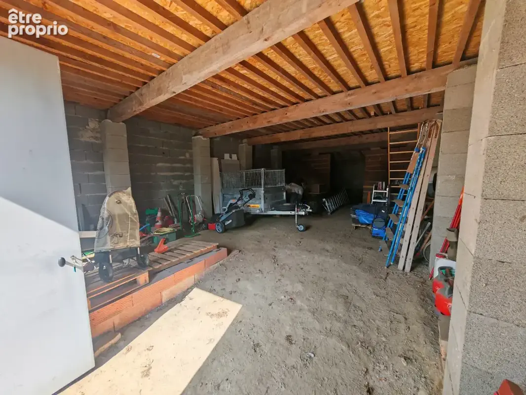 Bâtiment à réhabiliter avec mezzanine - VILLATE CENTRE - photo 2