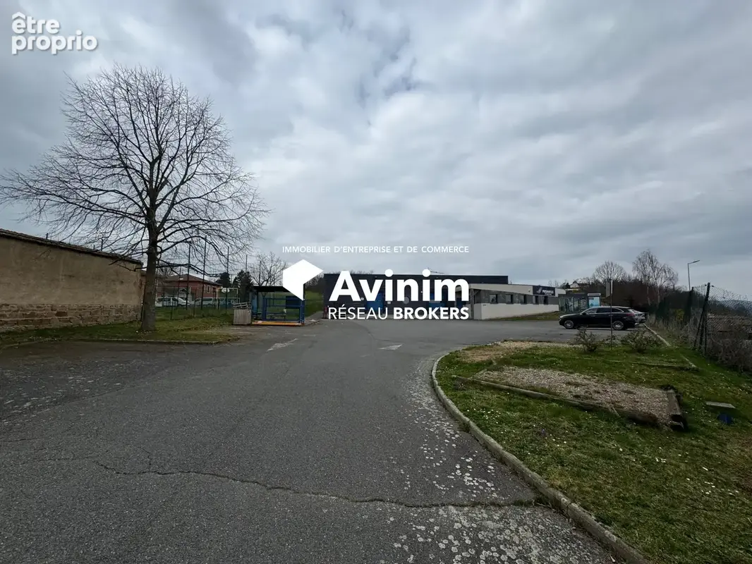 Photo Commerce à Saint-Clement-Les-Places au prix de 892 500€