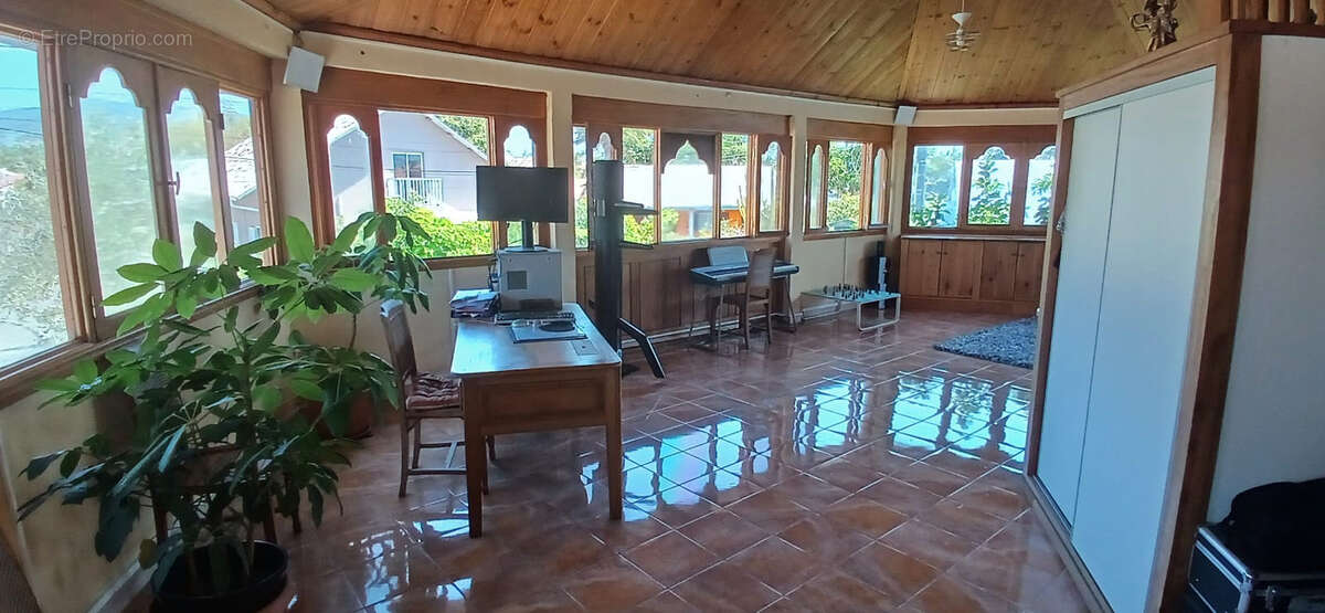 "Superbe villa spacieuse et lumineuse de 350 m² dans un quartier résidentiel de Ravine Creuse Saint André - photo 2