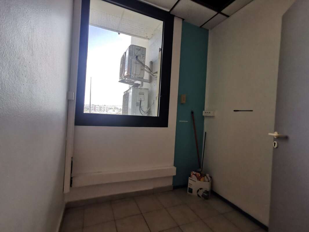 Commerce 114 m² à Le Lamentin  - photo 4