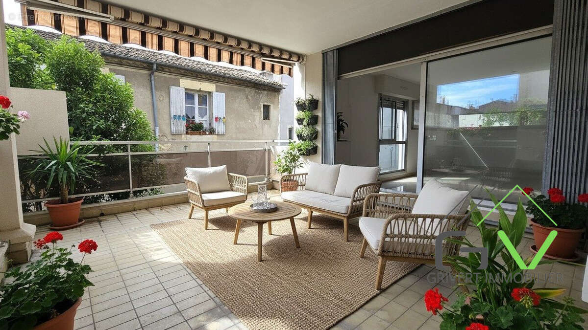 Terrasse meublée avec l'IA - Appartement à NIMES