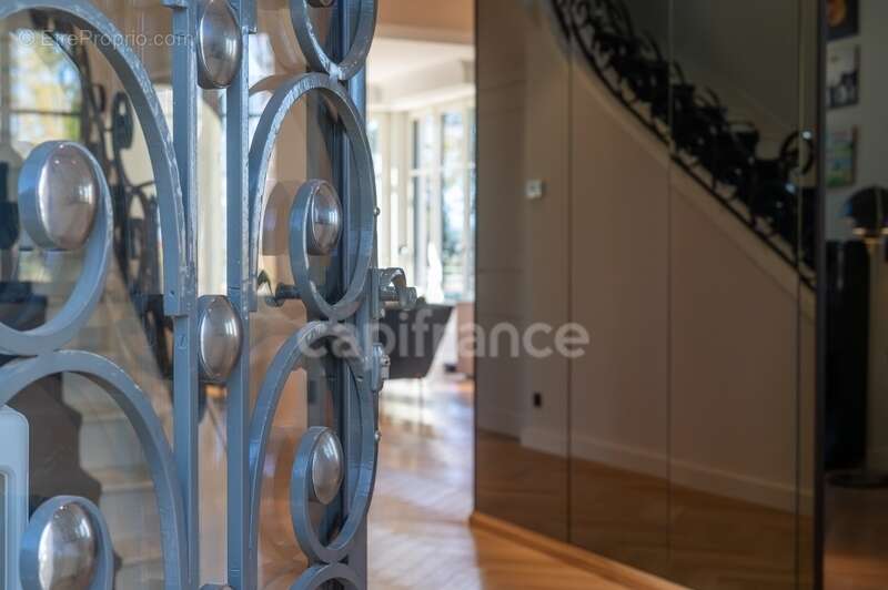 Maison bourgeoise 255 m² entièrement rénovée, parc clos et arboré de 4 303 m² (piscinable), 3 garages, terrasse, jacuzzi - photo 41