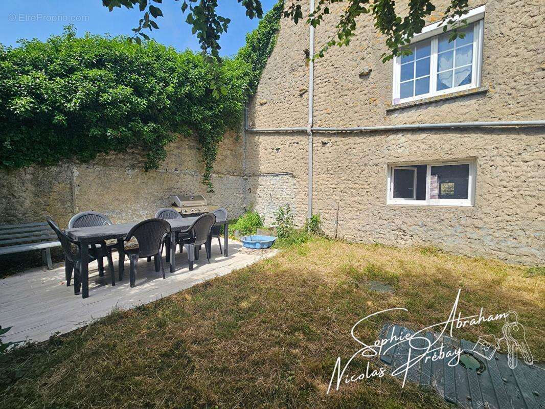 Maison avec sous-sol et terrain - photo 2