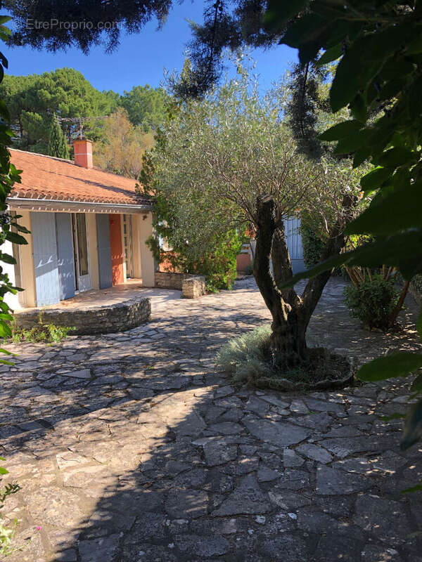 Roussillon, à deux pas du village, découvrez cette maison avec maison indépendante. - photo 9