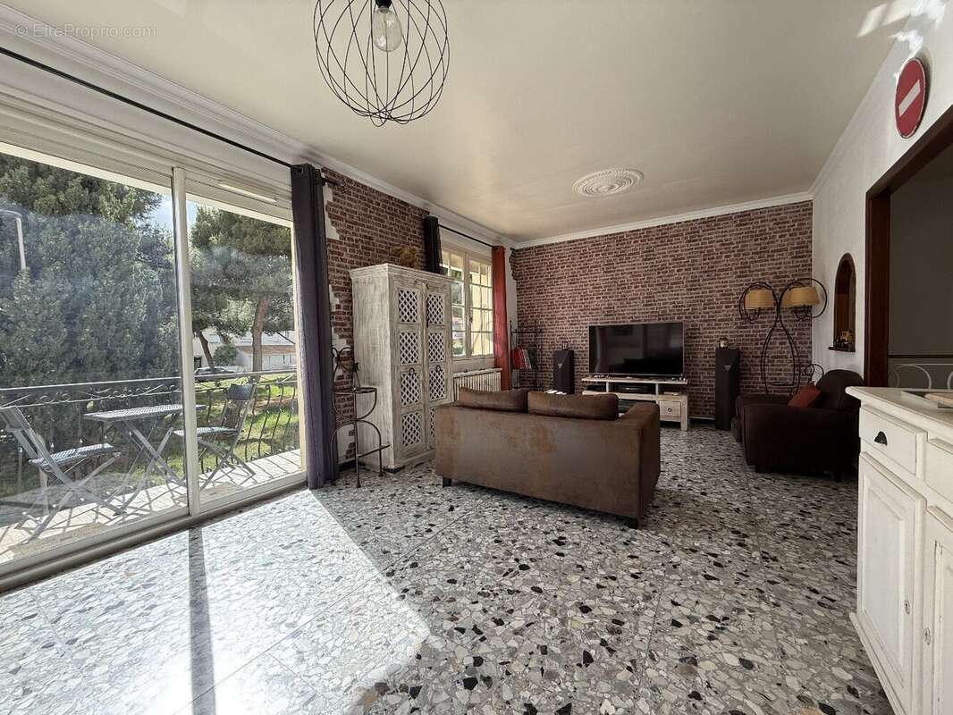 Maison en trois faces sur deux niveaux avec Garage. - photo 3