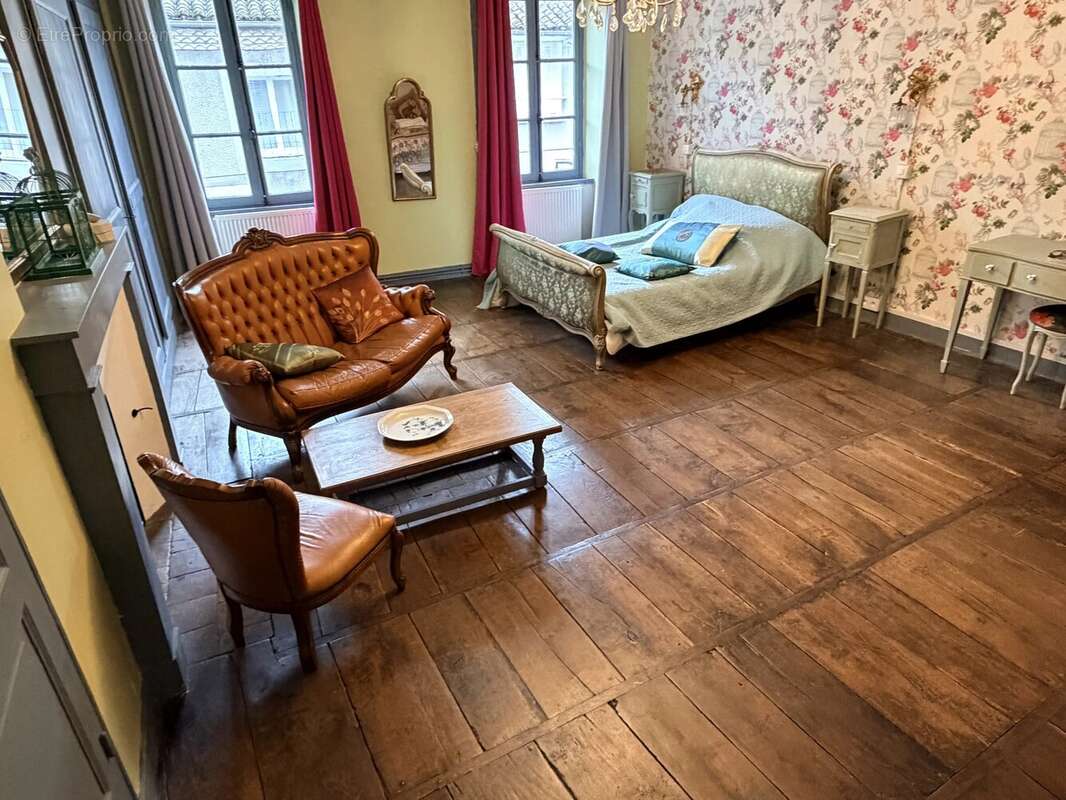 Grande maison de ville rénovée, dont l'âme authentique a été préservée. - photo 13