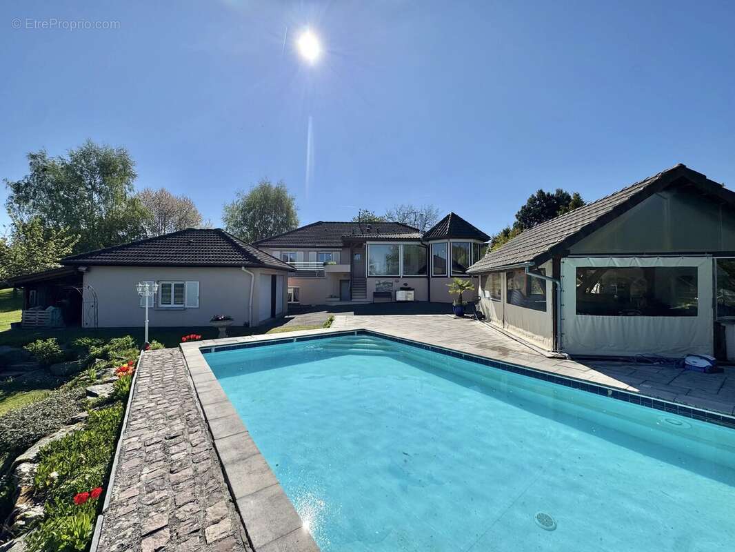 Maison à MONTREUX-JEUNE