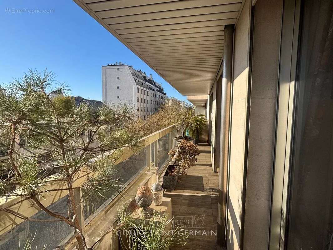 Appartement à PARIS-16E
