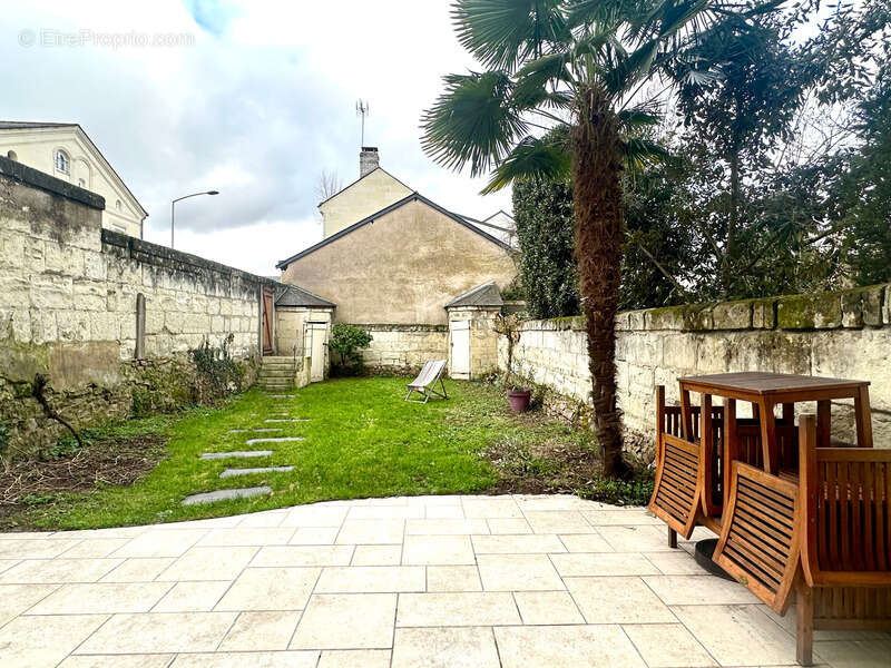 A vendre - Centre de ville de Saumur (49400) maison en pierre de tuffeaux - 5 chambres - Jardin - 152 m² - photo 6