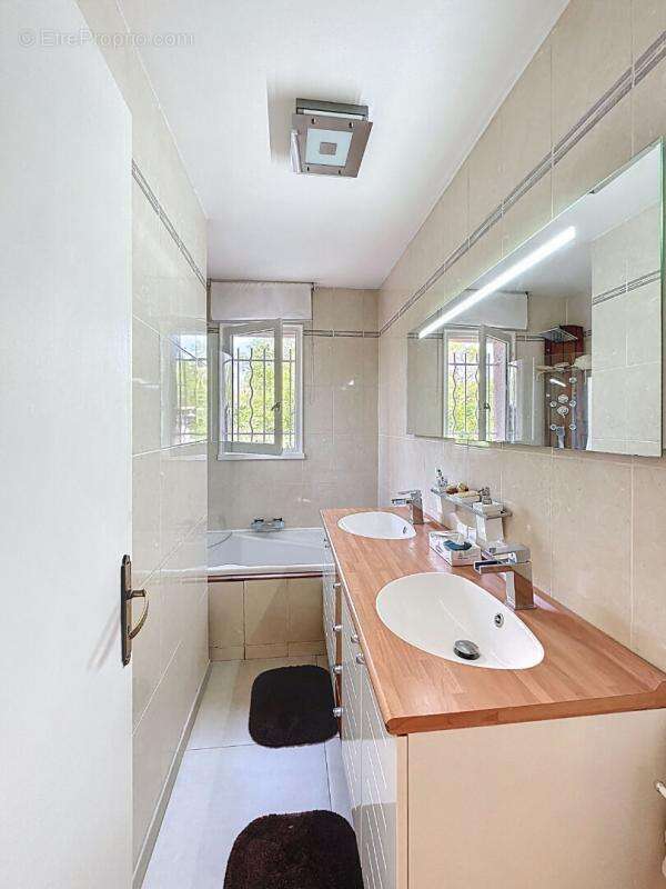 Le Luc - Villa 5 pièce(s) sur terrain de 1200 m2 - photo 5