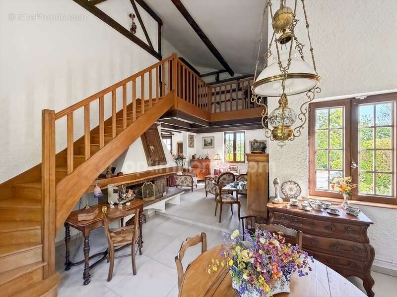 CHAMPIGNEULLES – Maison de caractère avec jardin, au calme et proche de toutes les commodités - photo 5