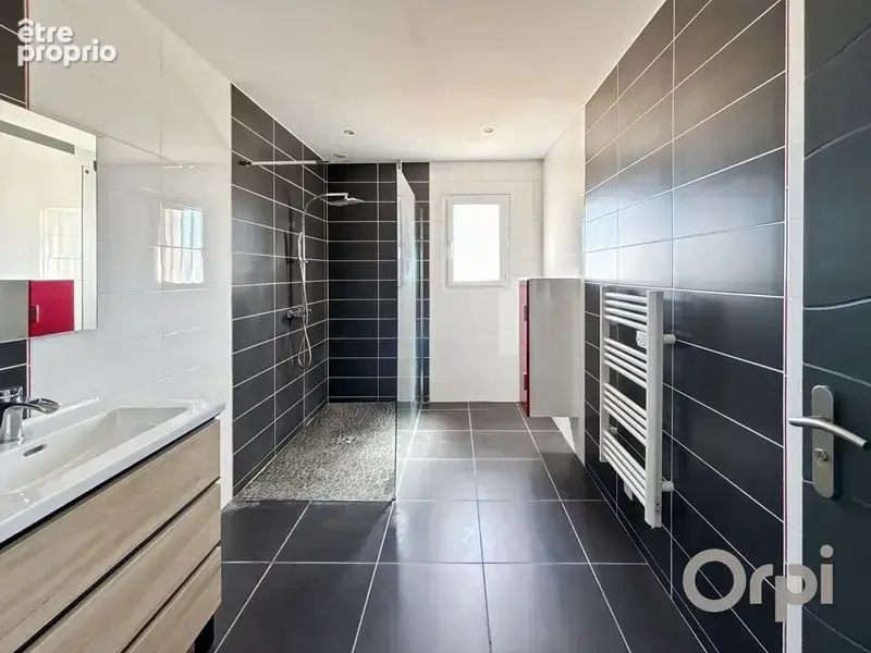 En campagne, avec vue, sur un terrain proche de 3000 m², agréable maison individuelle de plain pied avec garage et piscine - photo 12