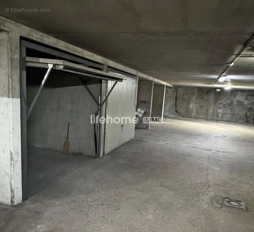 Parking à PARIS-17E