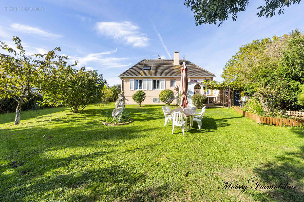 Maison à MOISSY-CRAMAYEL