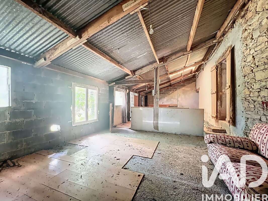 Maison 60 m² à Saint-Germain-Les-Vergnes  - photo 7