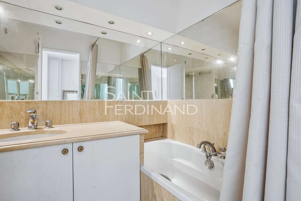 Appartement à NEUILLY-SUR-SEINE