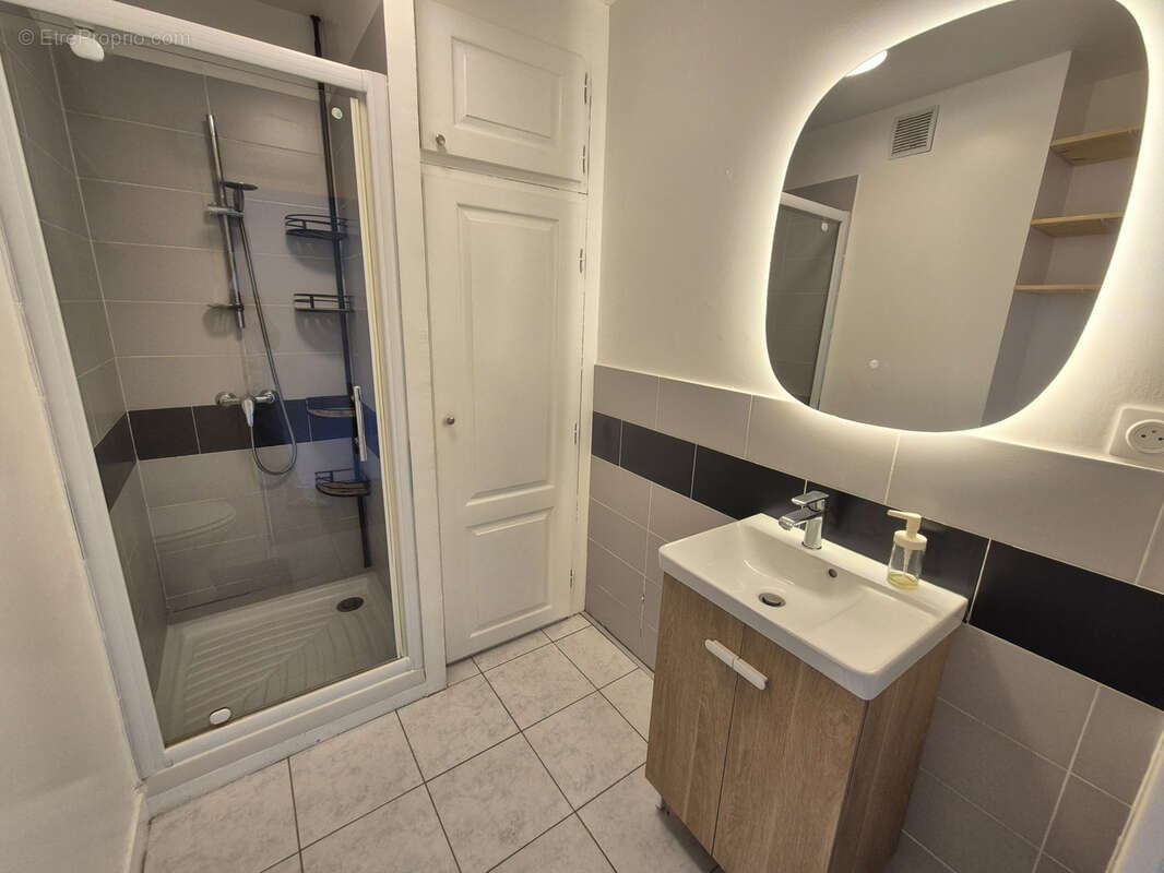 Toulon Ouest - Appartement Type 2 entièrement rénové avec terrasse et stationnement privé - photo 5