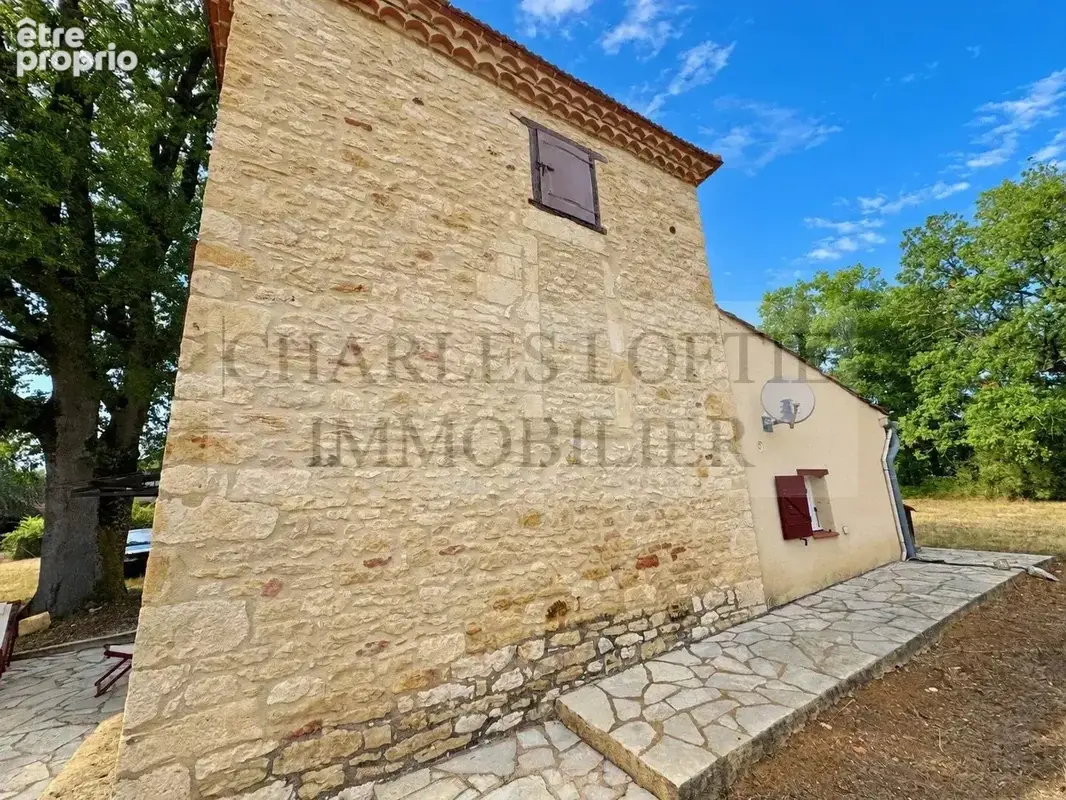 Pigeonnier en pierre sur un terrain de 14 798 m², proche des commerces de Puy l'Évêque - photo 7