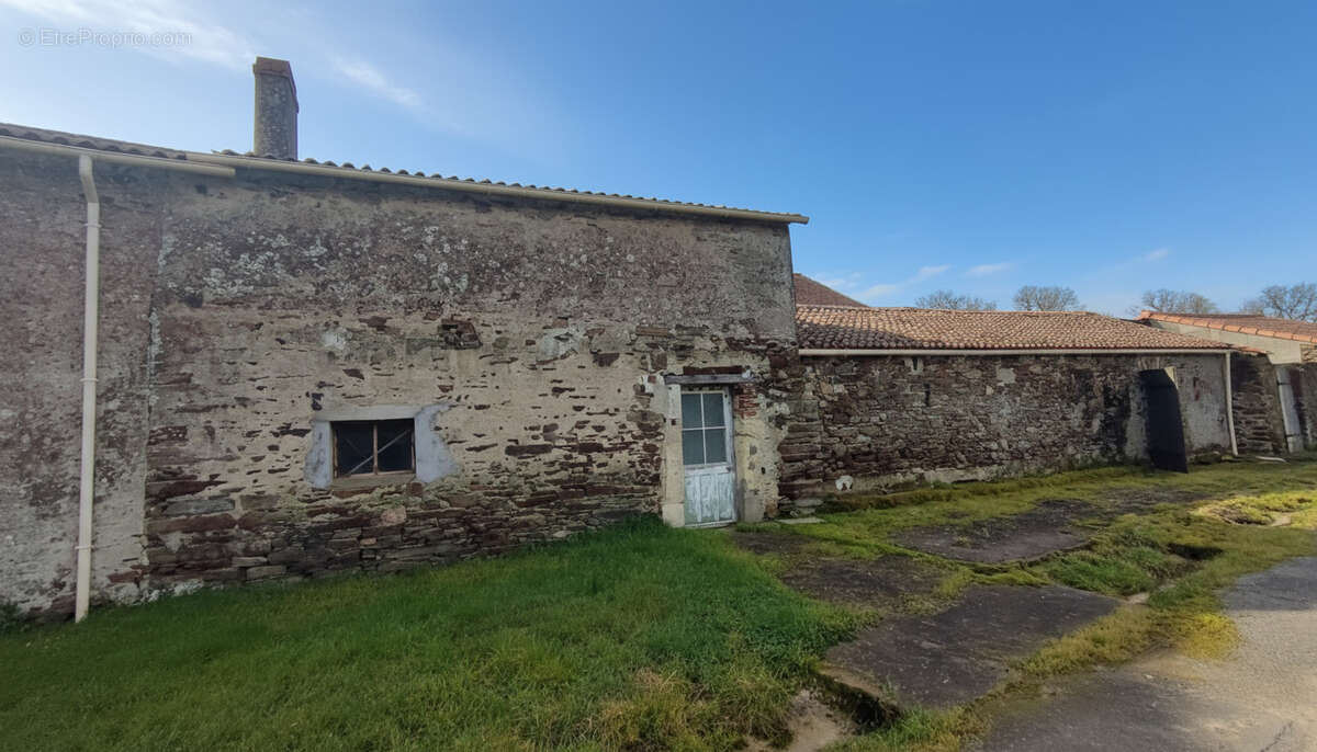 Maison à SAINT-HILAIRE-DE-CHALEONS