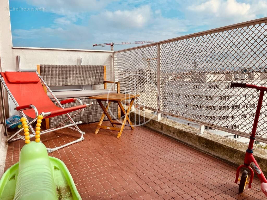 Appartement à COURBEVOIE