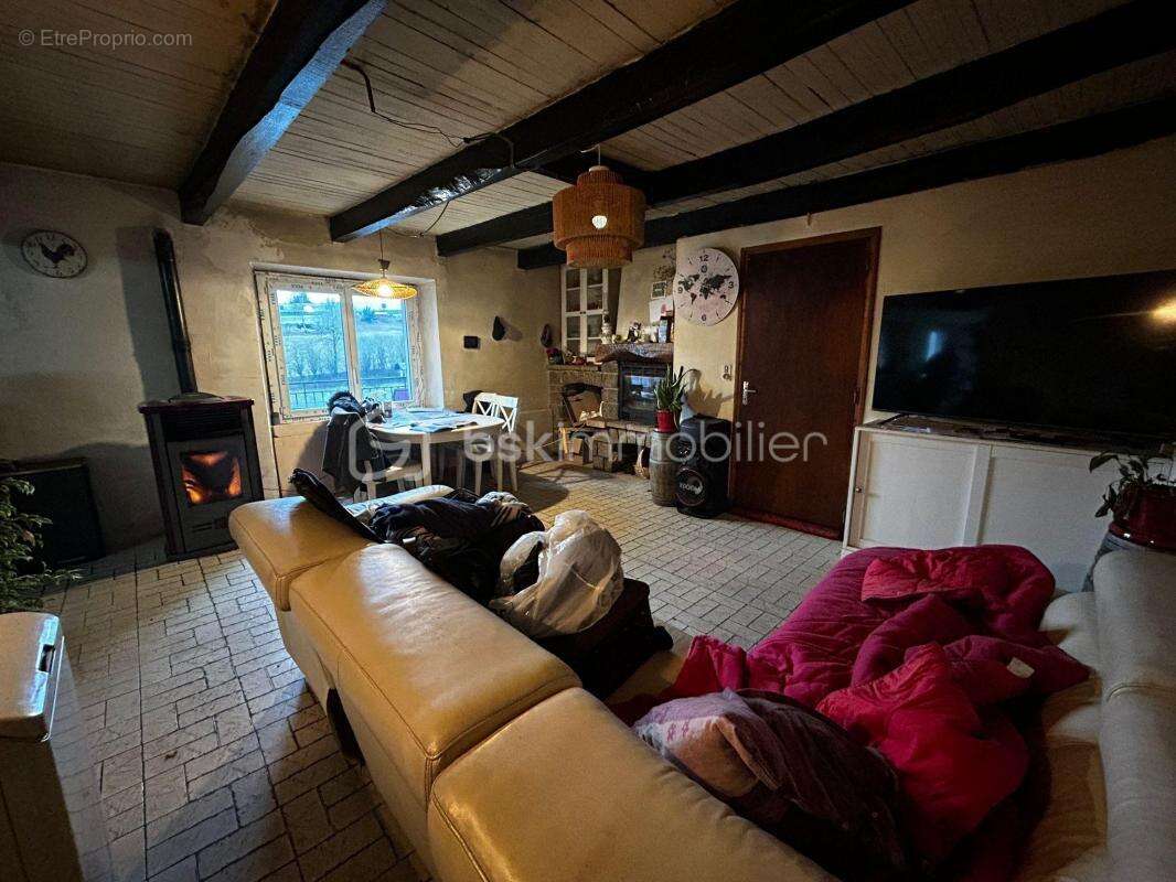 Maison de village en pierre avec 3 chambres / terrasse / véranda / cave / jardin / grange et garage à Curan ! - photo 3