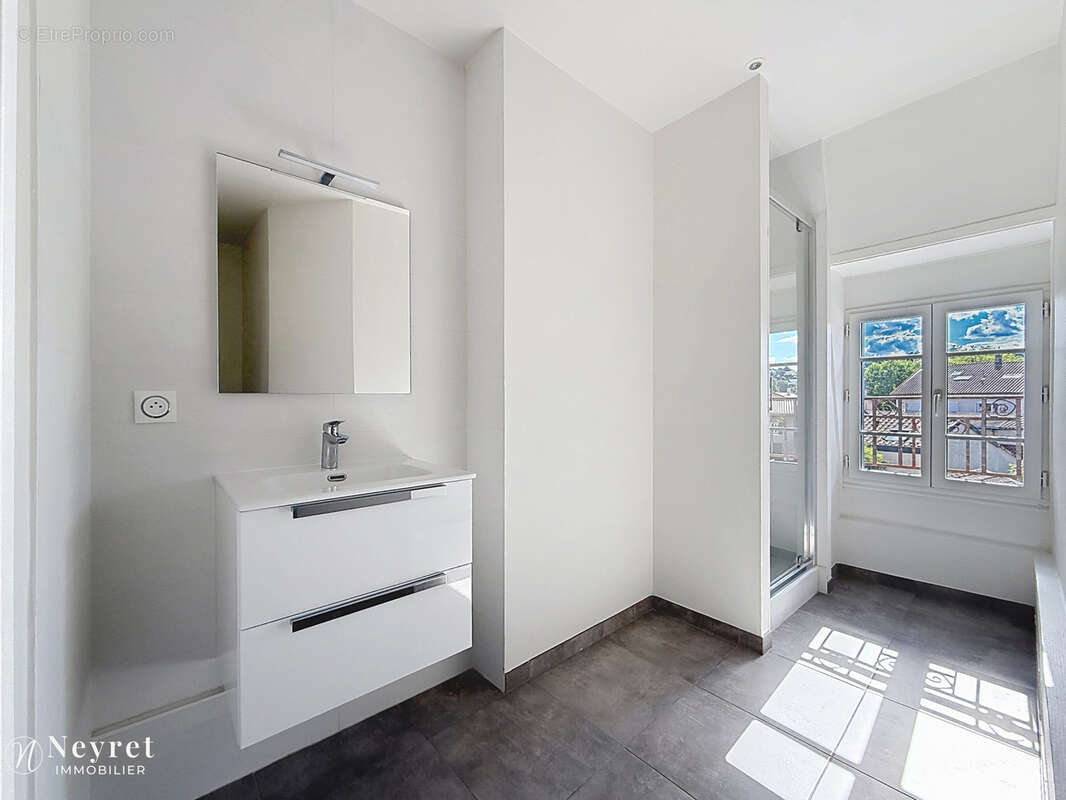 Appartement à SAINT-GENIS-LAVAL