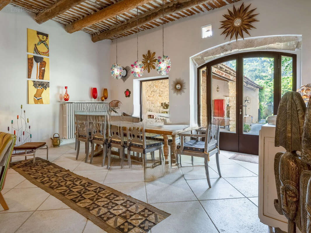 ALLEINS, maison de caractère de 350 m2, piscine, garage - photo 6