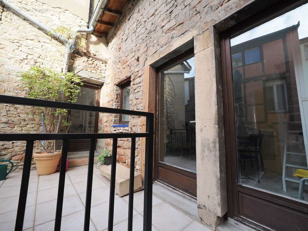 Entrée de l\&#039;appartement au 1 er étage - Maison à MACON