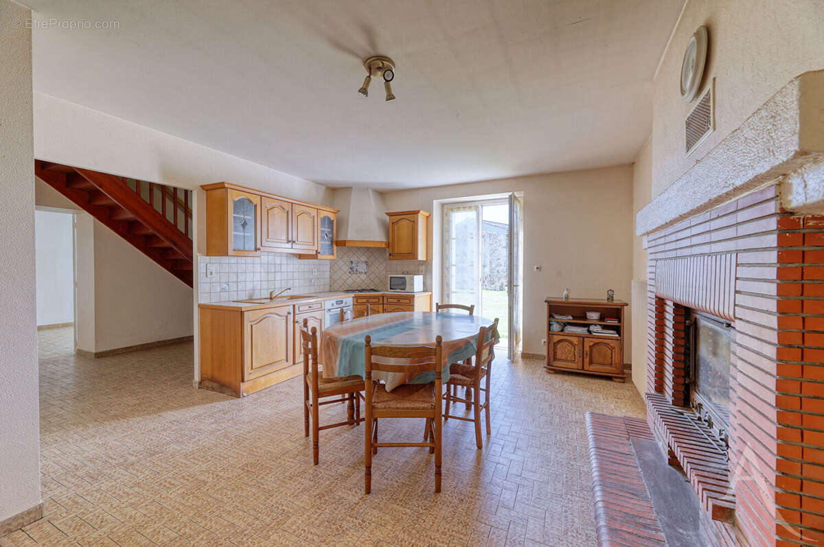 Maison à SAINT-ETIENNE-DU-BOIS