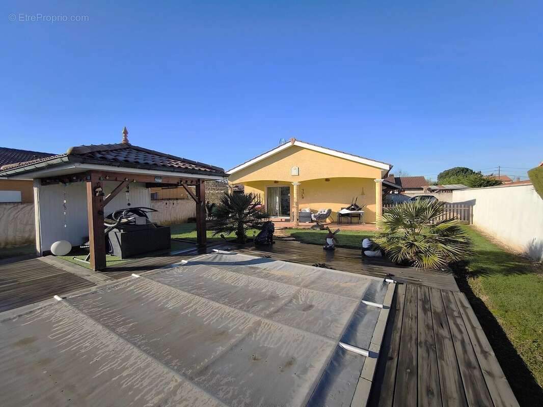 Maison à CRUZILLES-LES-MEPILLAT