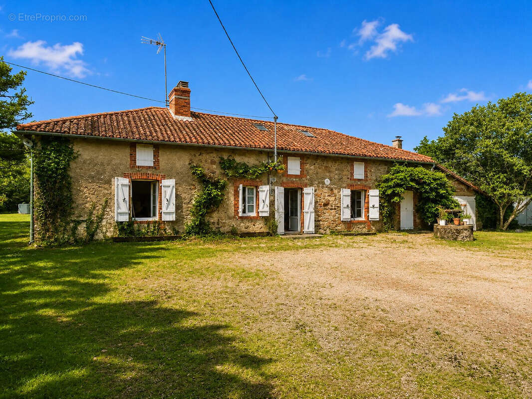 Maison à LUCHAPT