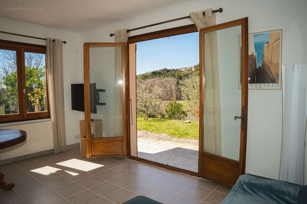 Vaugines Maison de charme en pleine campagne 170 m², double logement, piscine et horizon dégagé - photo 4