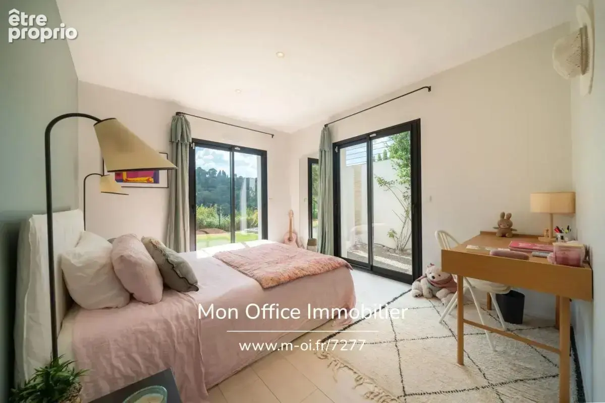 Référence : 7277-ABO - Maison contemporaine de 240 m² avec piscine et vue dégagée – Saint-Marc-Jaumegarde - photo 11