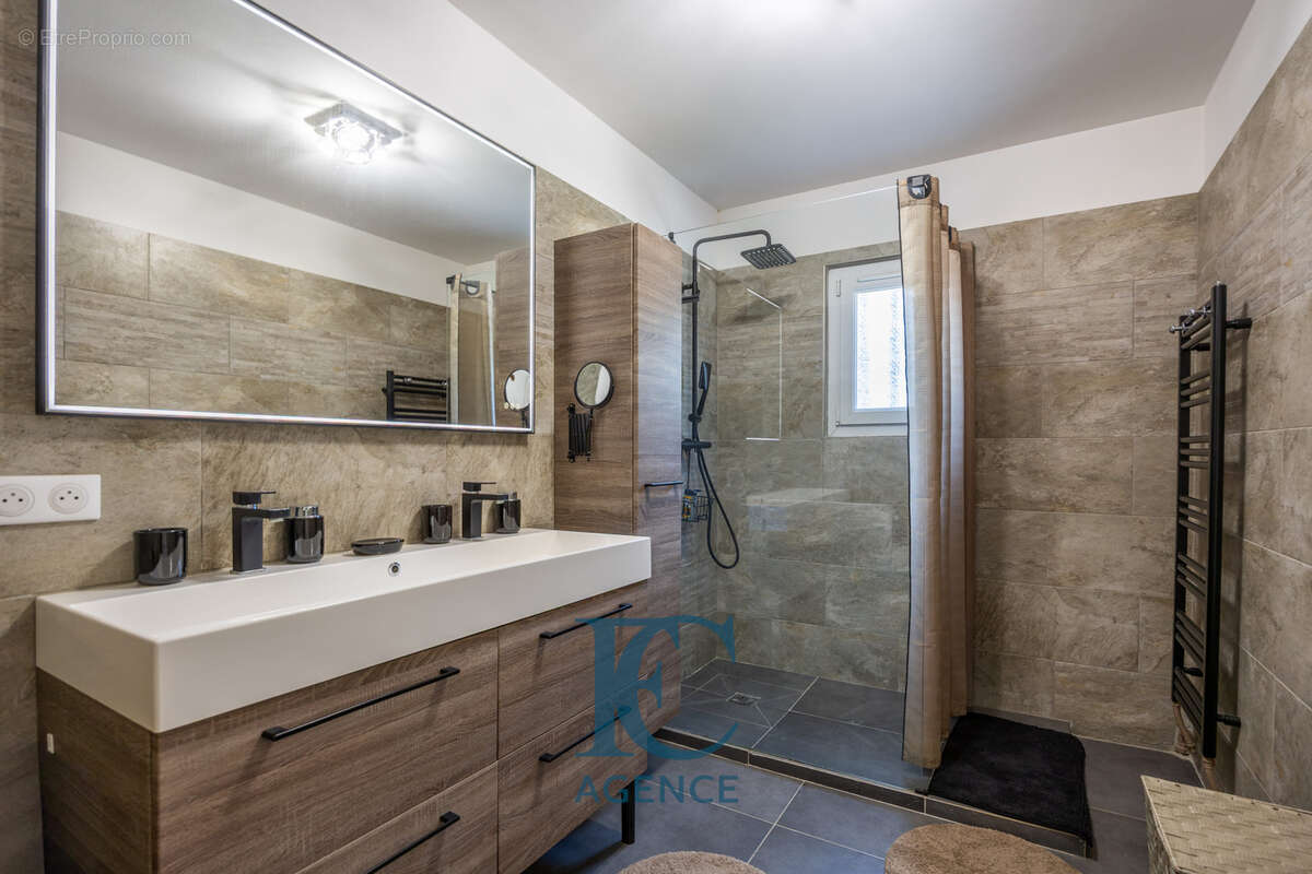 Maison de 140 m2 avec piscine à deux pas d'Ollioules et de Sanary - photo 6