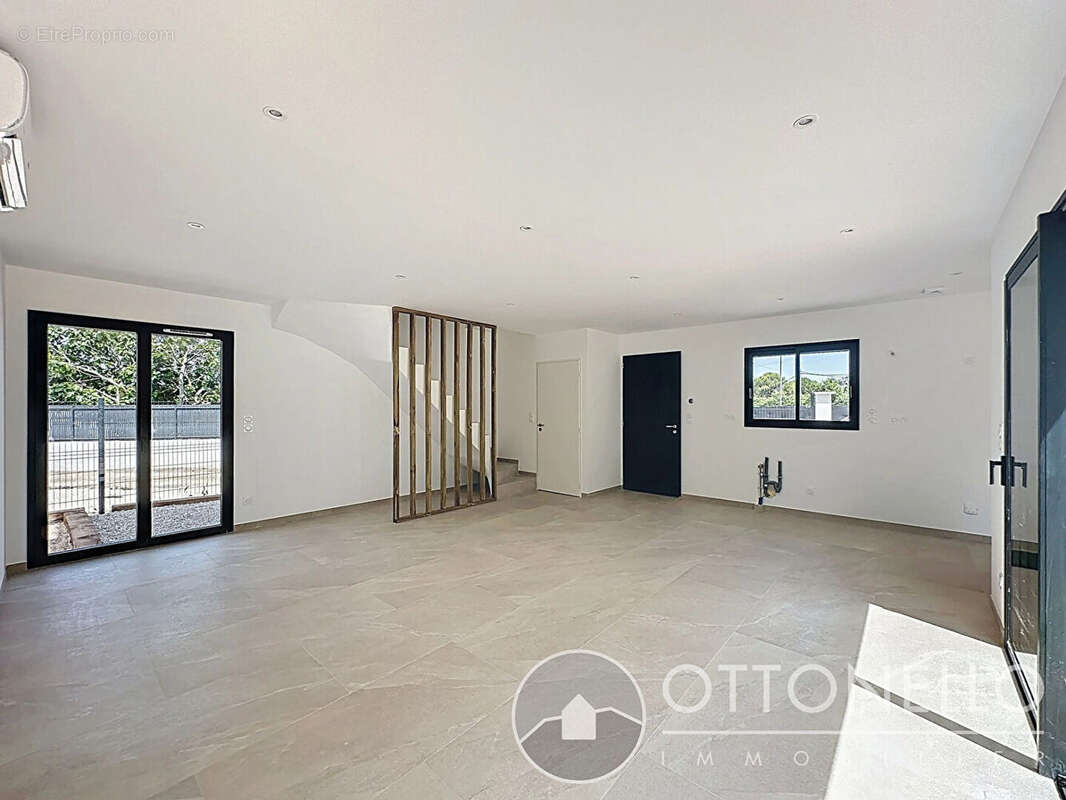 Maison à ROQUEBRUNE-SUR-ARGENS