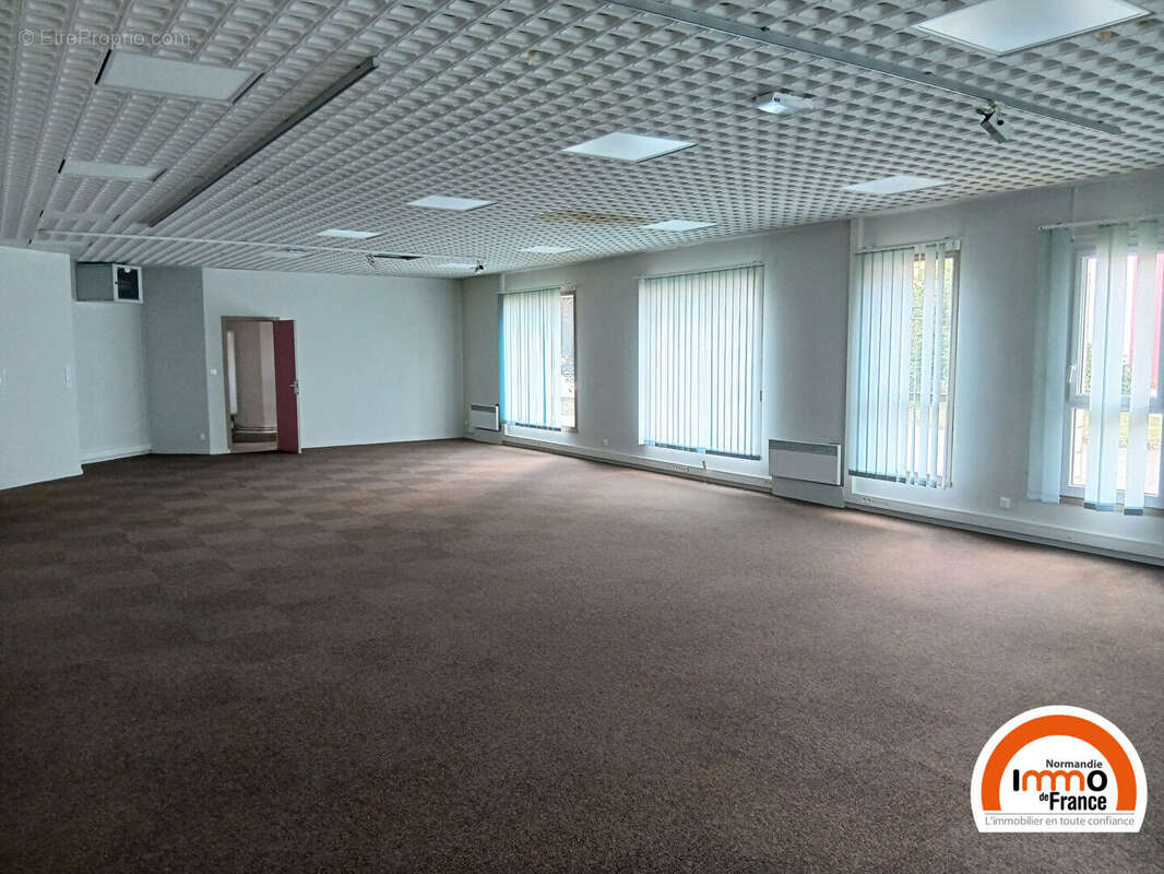 Commerce à MONT-SAINT-AIGNAN