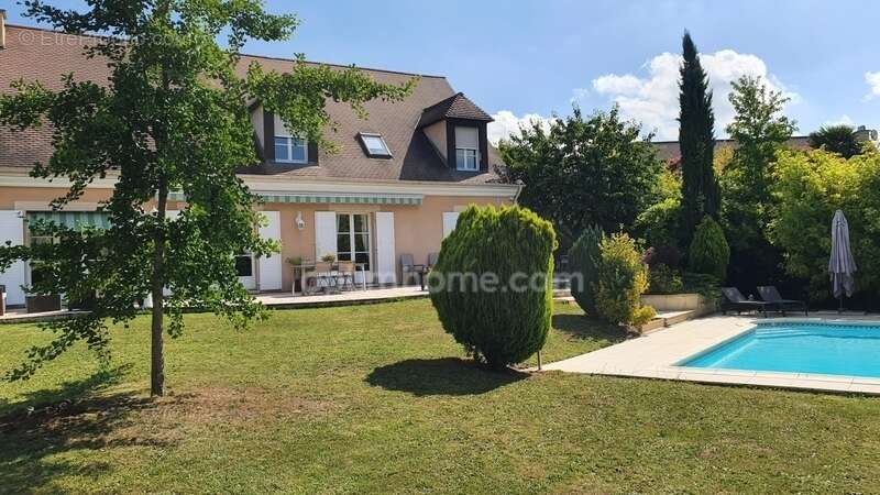 SAINT-PRIX, VAL D’OISE (95) : Propriété de 230 m² habitables (255 m² au sol) - 9 pièces principales - 7 chambres - 3 garages – P - photo 2