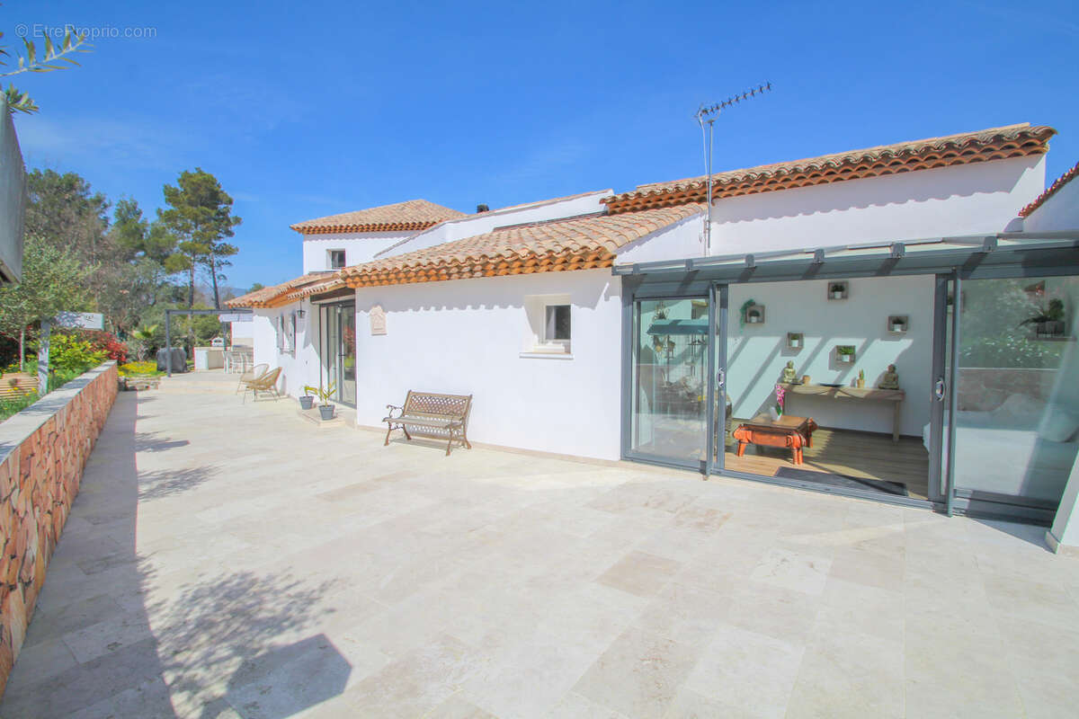 Maison à TOURRETTES