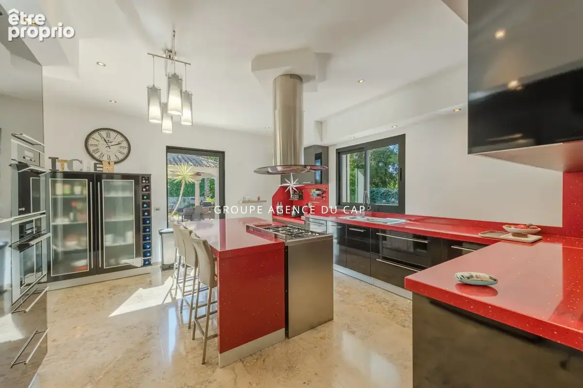 Villa de caractère, piscine chauffée et garage de 200 m² au coeur d'un parc de 5 000 m²  à Fréjus - photo 7