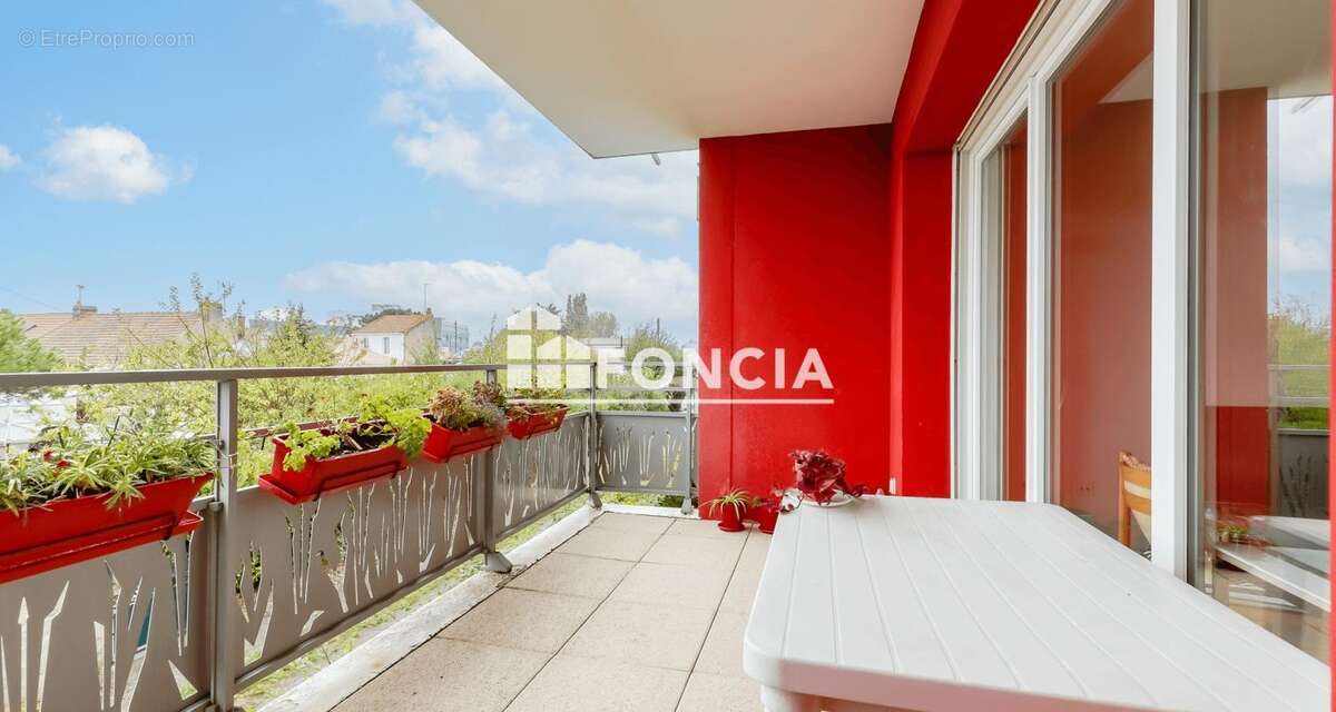 LES SABLES D'OLONNE - CENTRE ET GARE - Appartement T2 de 46m2 avec terrasse et parking couvert dans résidence de 2015 - photo 7